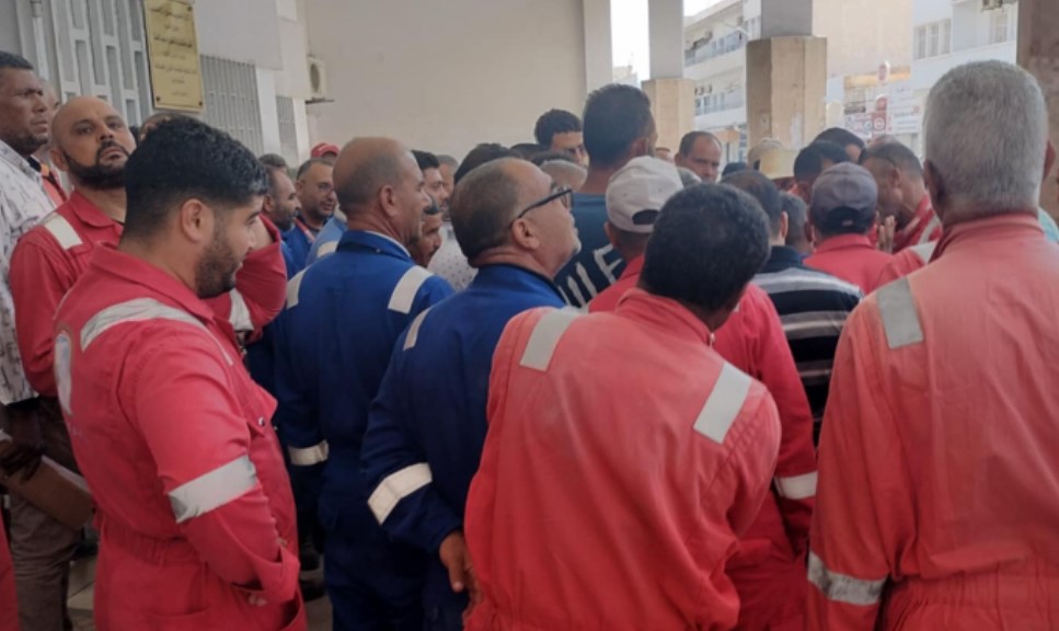 صفاقس : وقفة إحتجاجية لعدد من أعوان المناولة بالشركات البترولية للمطالبة بتفعيل قرار تجريم المناولة