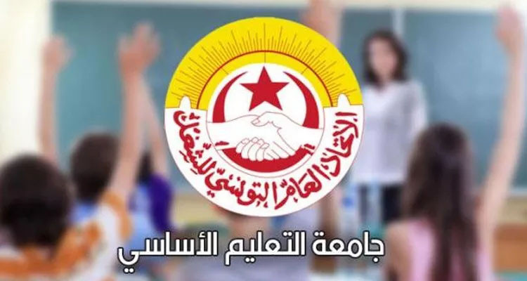 وقفة احتجاجية لجامعة التعليم الأساسي تنديدا بتعامل الوزارة مع القطاع.