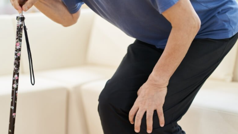 دكتورة في أمراض الشيخوخة تحذّر من اضطرابات المشي لدى كبار السن المؤدية إلى السقوط.
