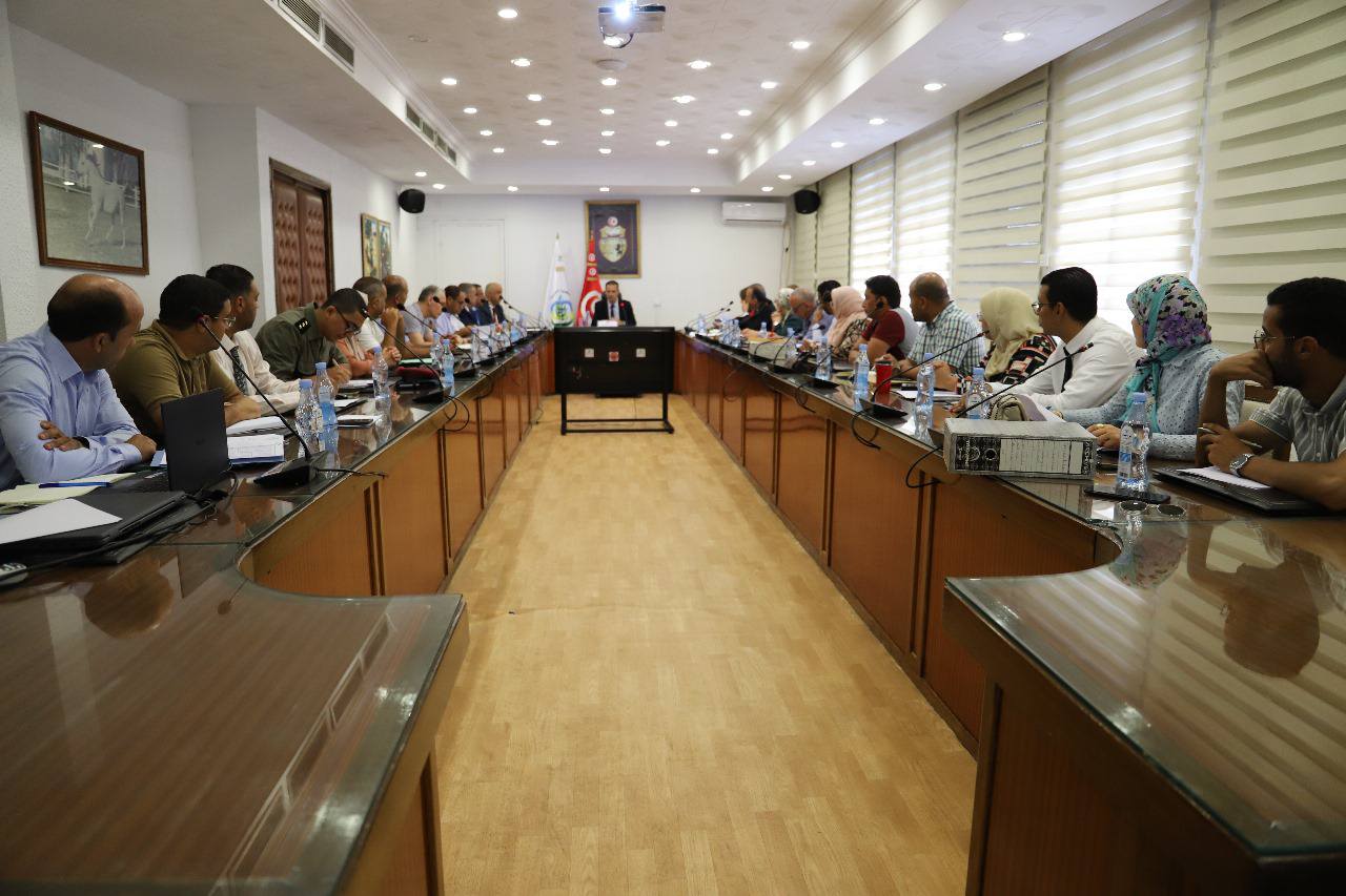 اجتماع لجنة المتابعة المكلّفة بتنفيذ الإجراءات والتّدابير لوضع حلول عمليّة للانزلاقات الأرضيّة بسيدي بوسعيد
