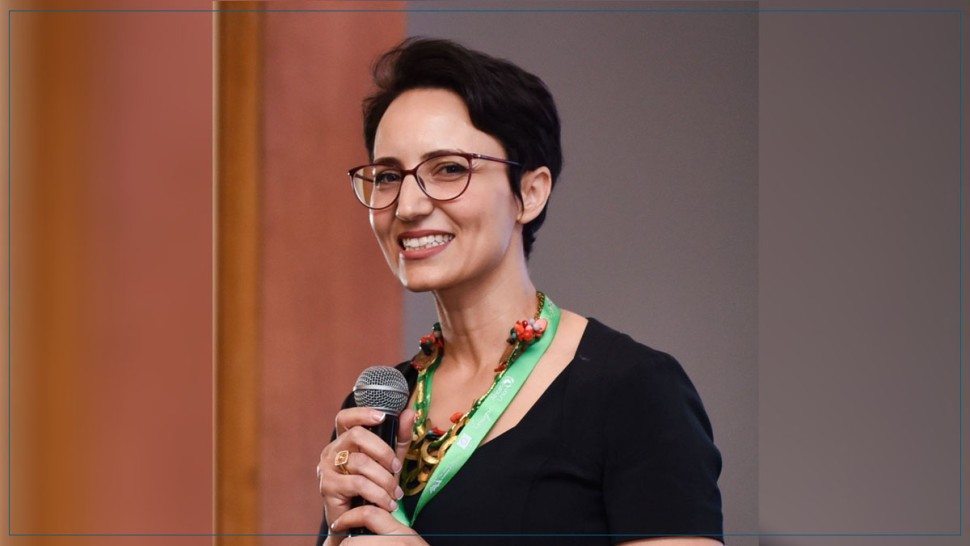 امنة حريقة  المتوجة بمشروع افضل بحث علمي نسائي لسنة 2025  : اوجدت منصة رقمية تسهل البحوث للتوصل لادوية مضادة لمسببات الامراض 