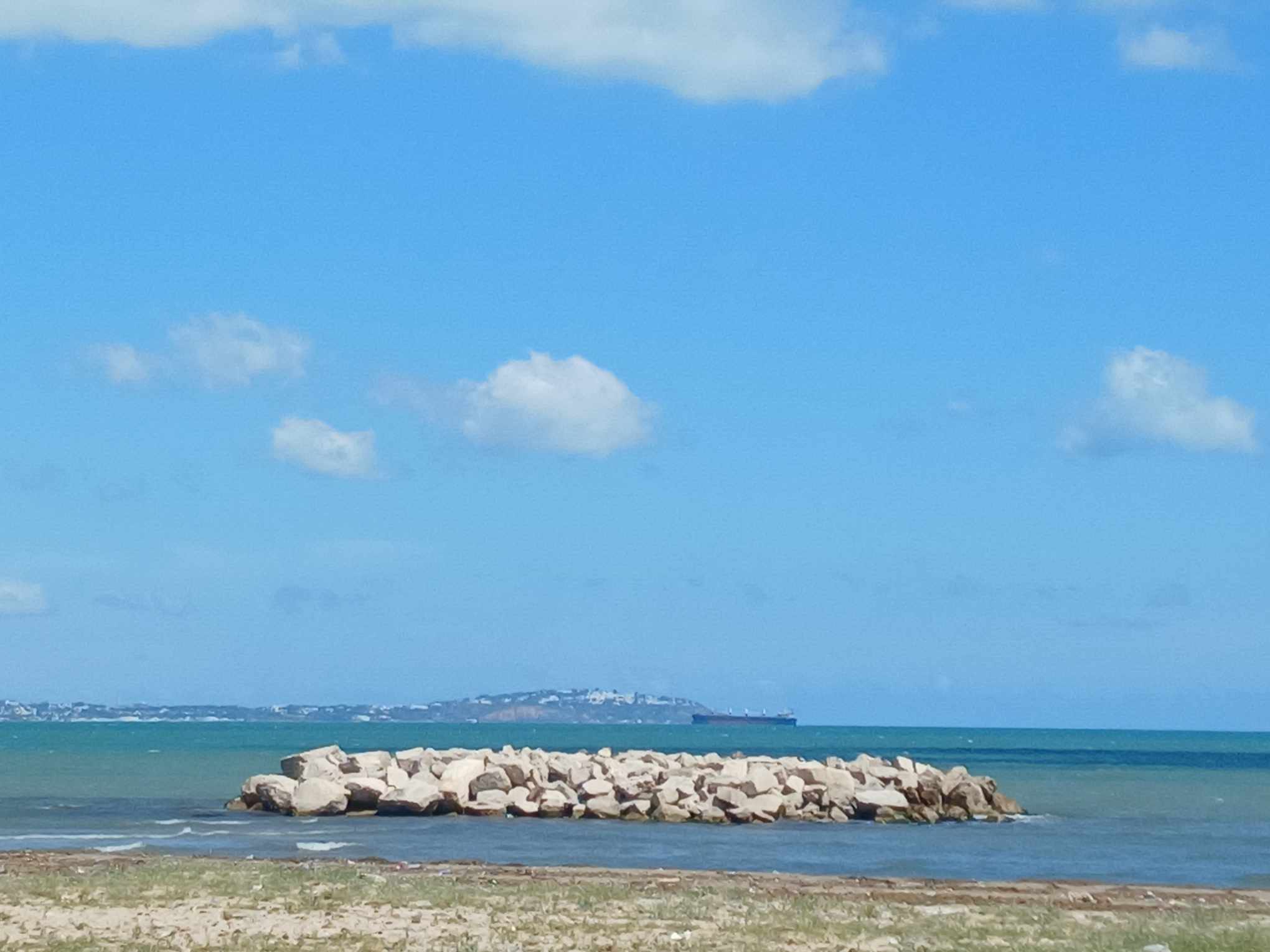 طقس مغيم والبحر مضطرب