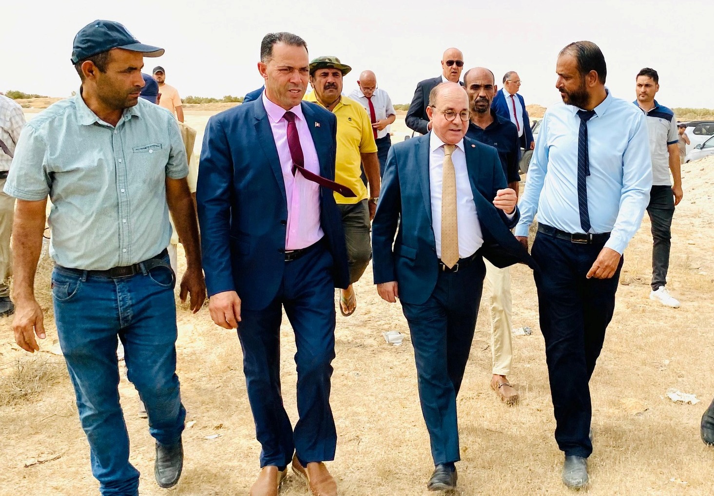 وزير السياحة يتحول الى منطقة هنشير بوقرنين ببنقردان التي ستحتضن مشروع المنطقة السياحية المزمع انجازها بالجهة 