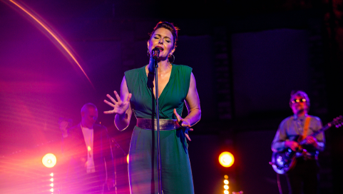Robyn Bennett envoûte Hammamet : Une soirée de voix d'or, de swing et de soul inoubliable