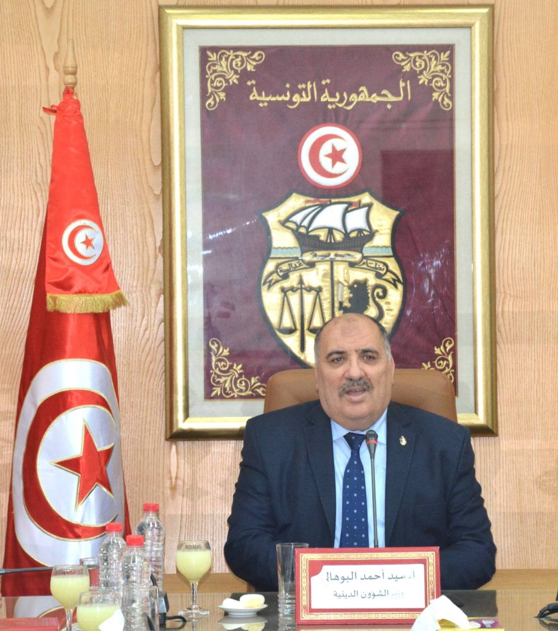 وزير الشؤون الدينية يؤكد على العناية بدور العبادة والعمل على توفير أفضل الظروف لأداء مناسك العمرة