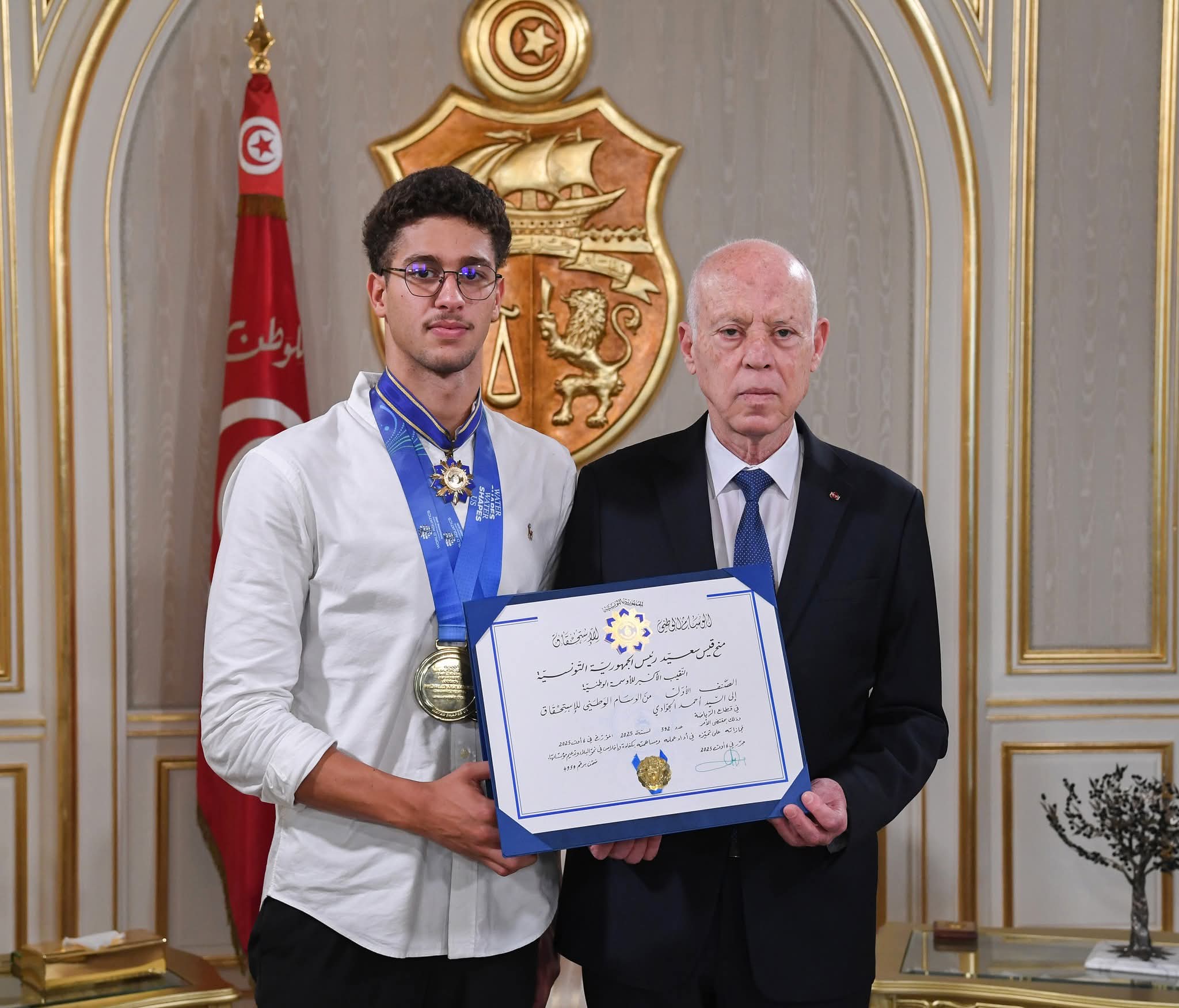 رئيس الجمهورية يمنح الصنف الأوّل من الوسام الوطني للاستحقاق في قطاع الرياضة للبطل التونسي أحمد الجوادي