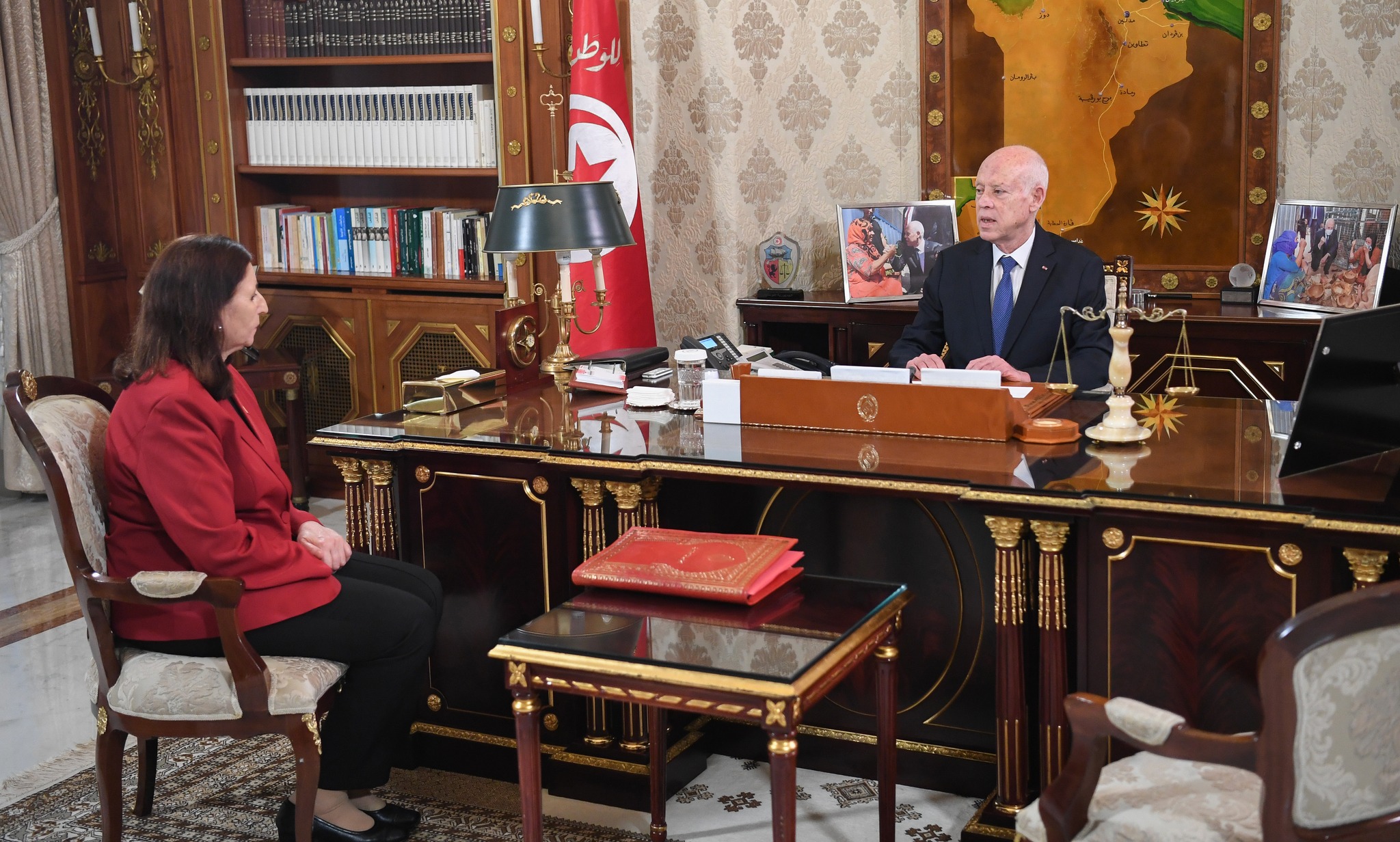 رئيس الجمهورية يستقبل رئيسة الحكومة في جلسة خصصت للتداول حول عدد من المواضيع التي تتعلق بسير عدد من المرافق العمومية