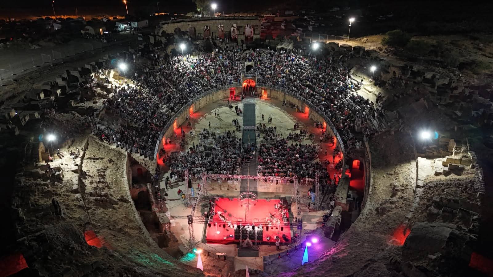 في فعاليات الدورة الاولى من المهرجان الدولي للفنون الشعبية بأوذنة: 63 ألف عاشق للفن والتراث تمايل على إيقاع الذاكرة.
