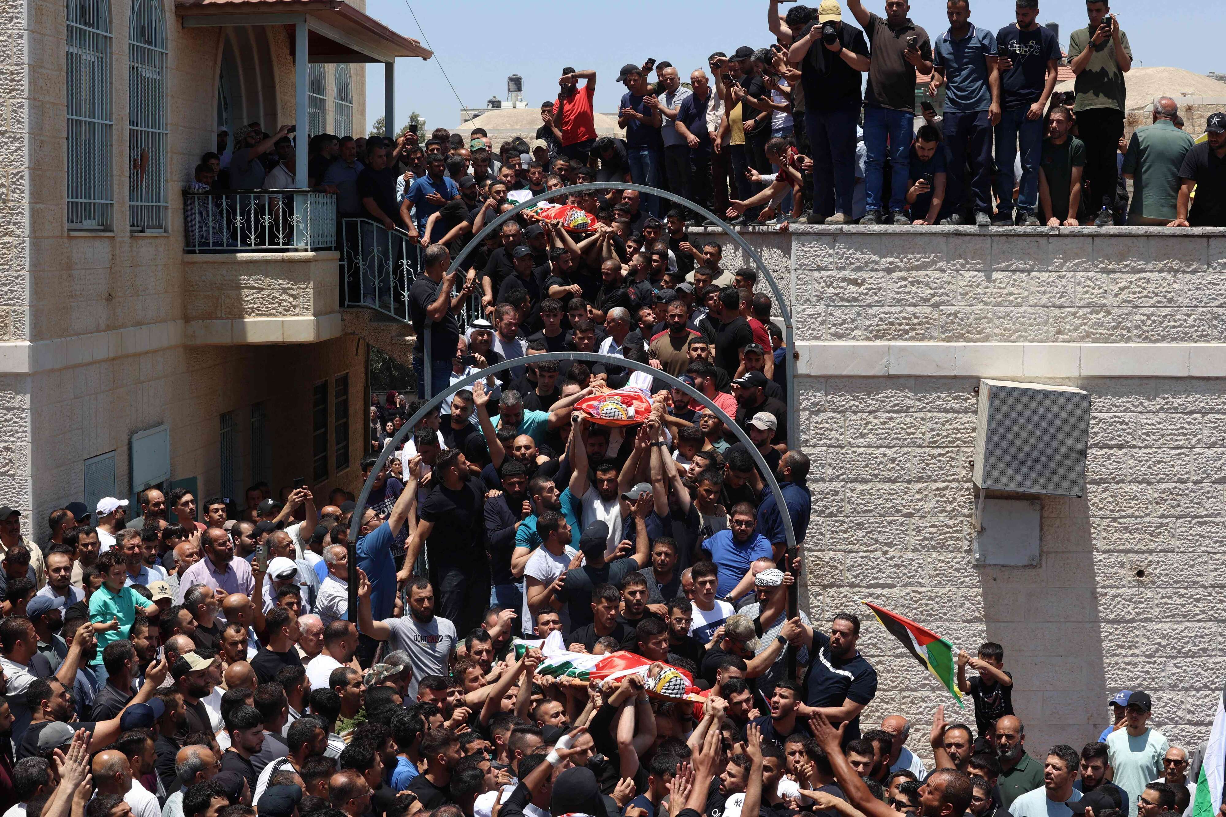 استشهاد 21 فلسطينيا بإطلاق نار وقصف صهيوني على مناطق متفرقة في قطاع غزة