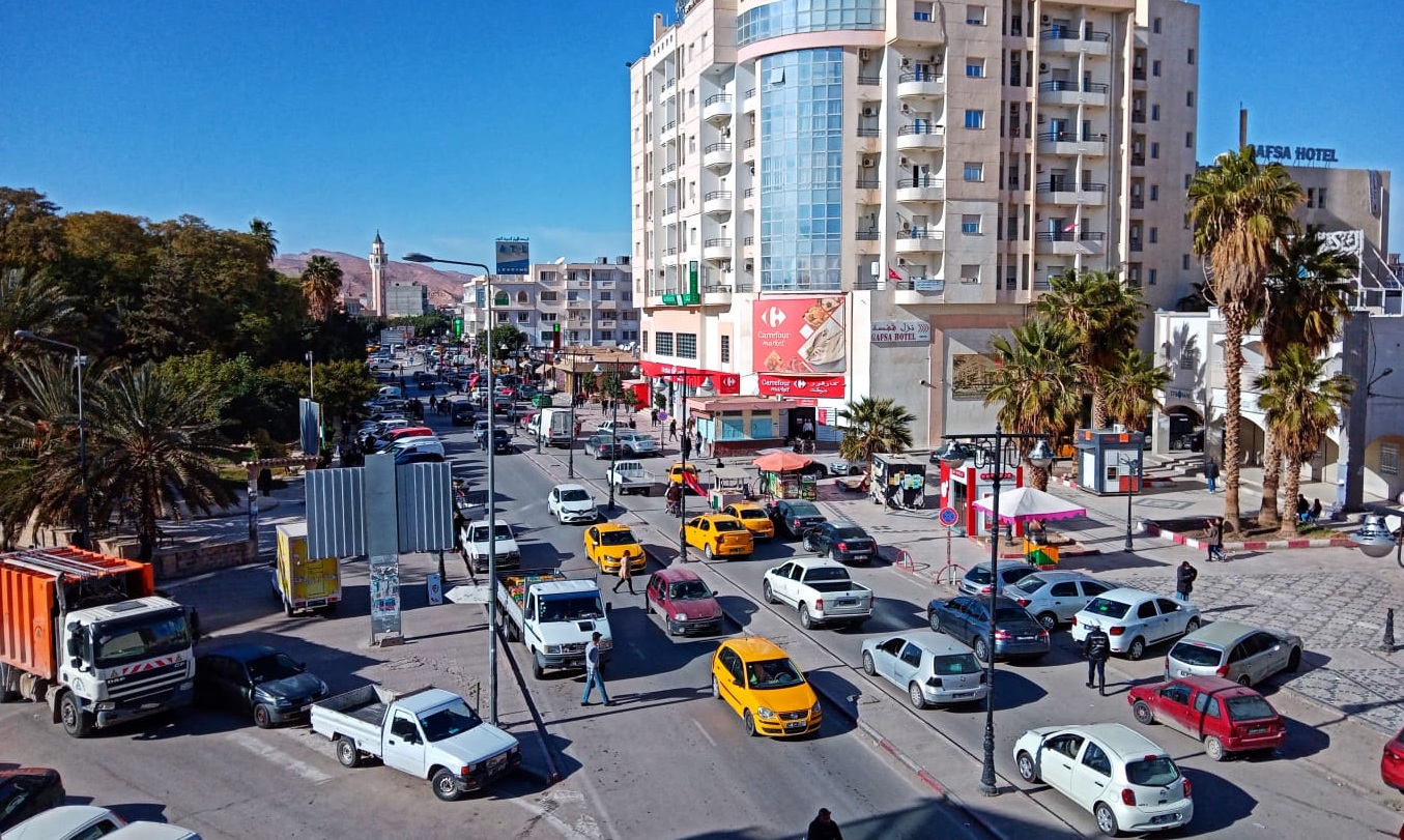 قفصة : المحلات التجارية تشهد حركية ملحوظة تزامنا مع موسم التخفيضات الصيفي و آراء المواطنين تتباين بشان الجودة والأسعار 
