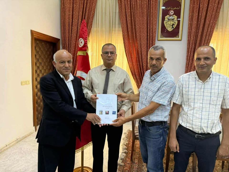 ولاية قابس : تسليم مشروع المخطط الجهوي للتنمية 2026 – 2030 إلى عضو الجهة بالإقليم الخامس 