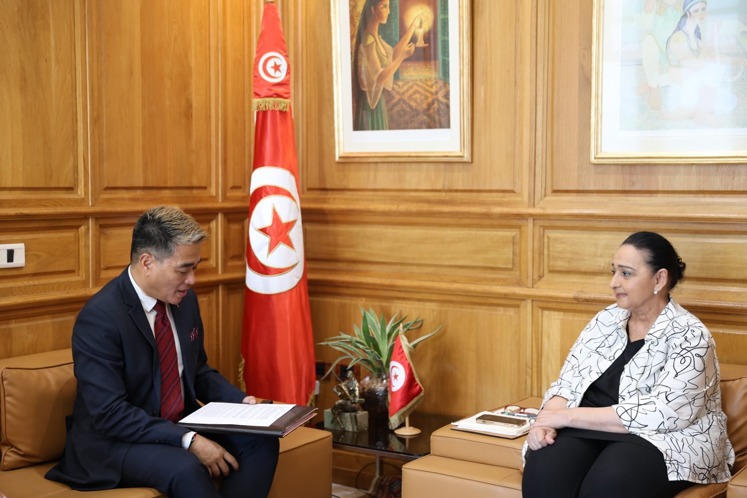 وزيرة الثقافة والقائم بالأعمال بسفارة الفلبين يبحثان آفاق العمل المشترك وتبادل الخبرات