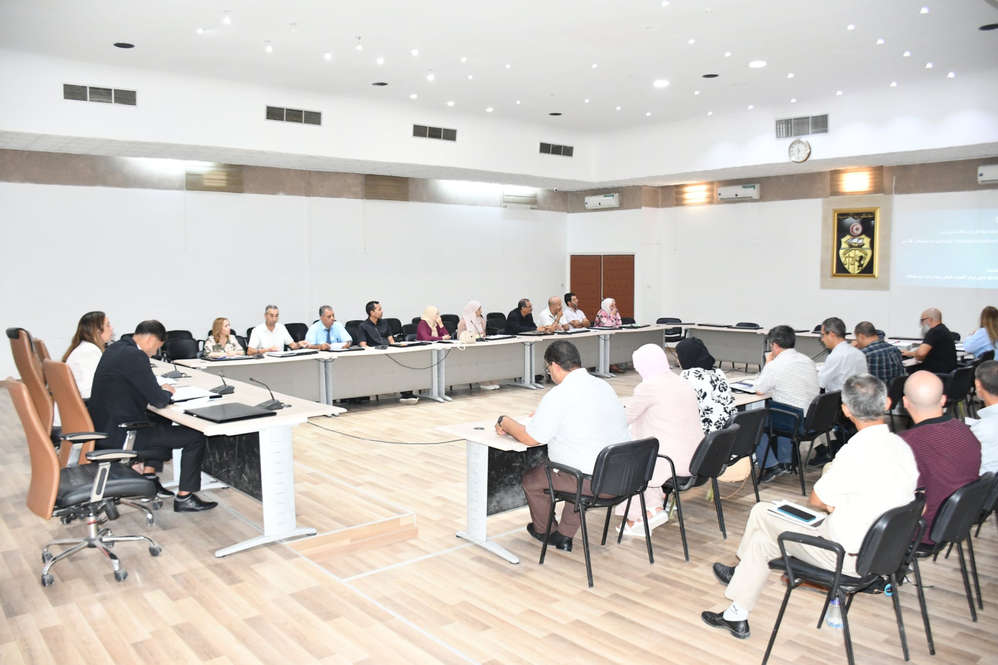 جلسة عمل حول مشروع إنجاز محطة جديدة لإنتاج الكهرباء بواسطة طاقة الرياح بسيدي داود.