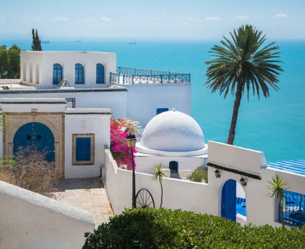 سحب قليلة بأغلب المناطق تتكاثف تدريجيا بعد الظهر بالمناطق الغربية