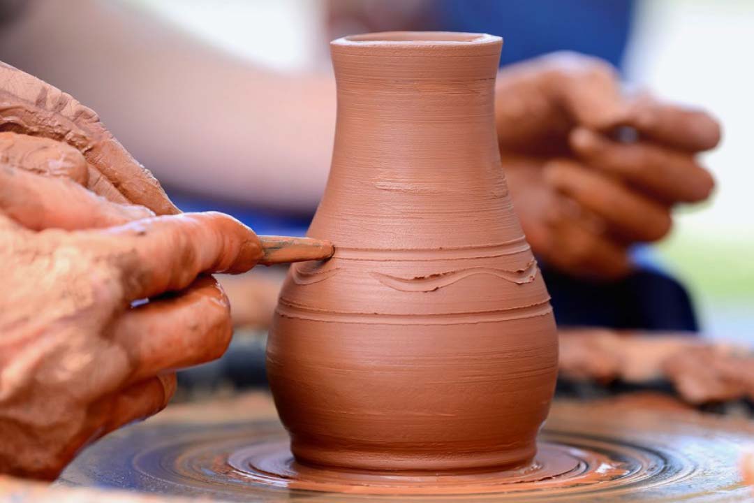 بمناسبة عيد المرأة ، الاخبار ترسم ملمح مبدعة-سلوى خليل-لم تمنعها شهادتها العلمية من خوض غمار تجربة حرفة الفخار