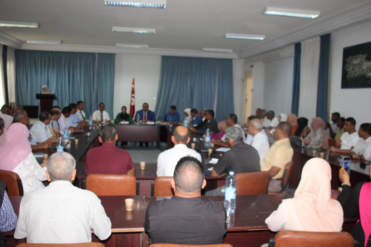 كاتبة الدولة لدى وزير التشغيل والتكوين المهني المكلفة بالشركات الاهلية تؤدي زيارة عمل ميدانية الى ولاية قبلي 