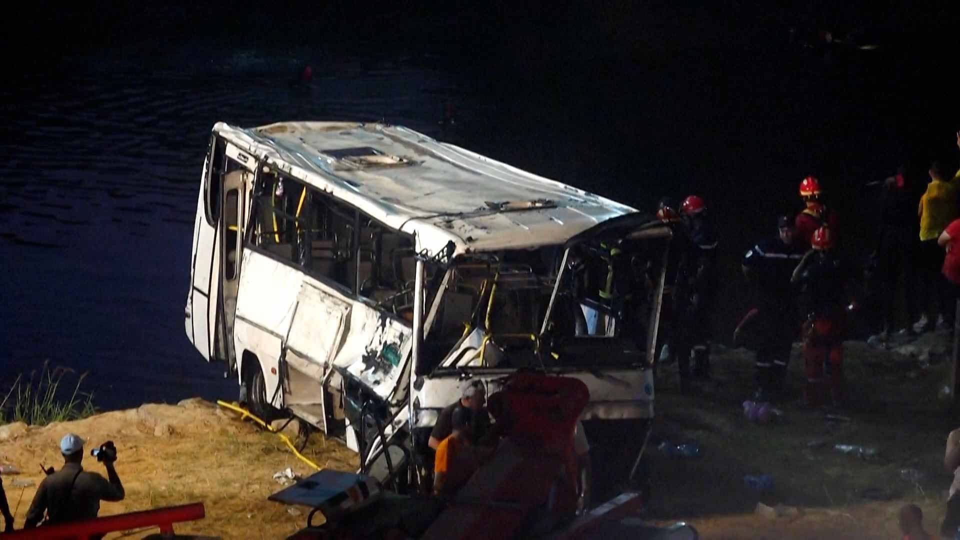 الجزائر تُعلن حداداً وطنياً تضامناً مع ضحايا سُقوط الحافلة