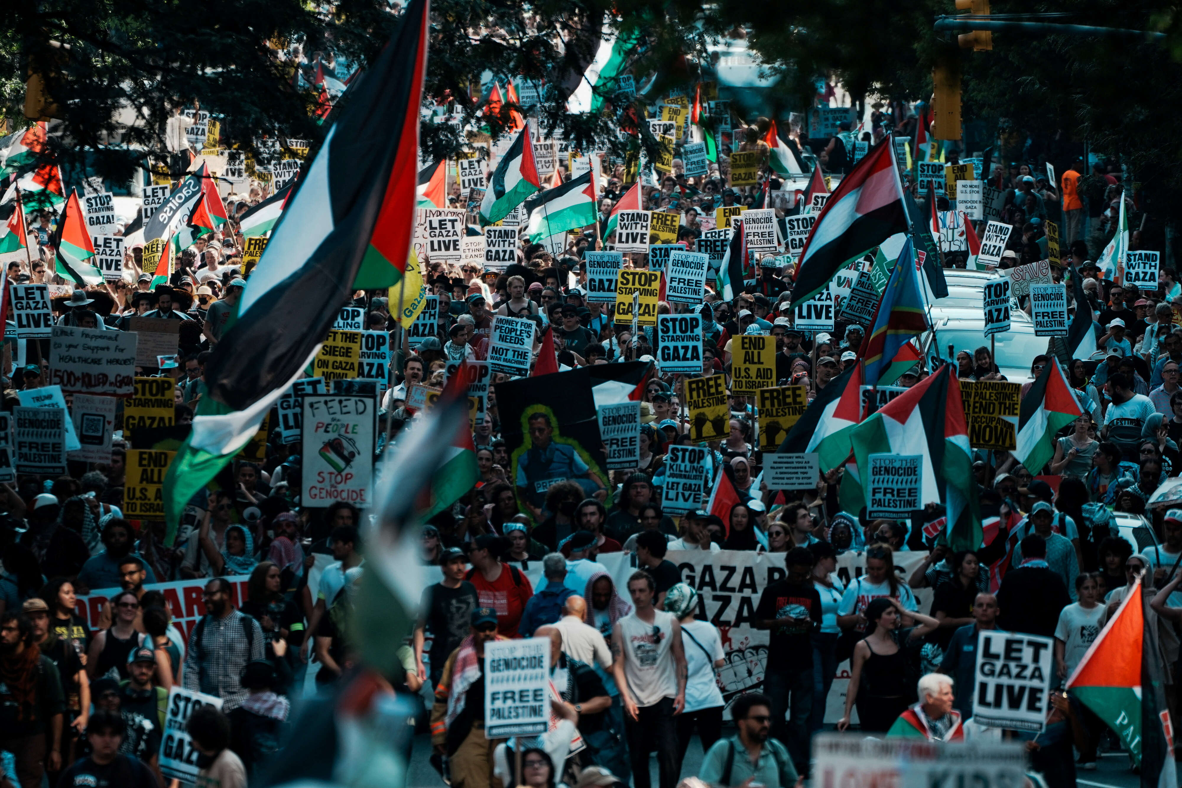 مظاهرة حاشدة في نيويورك للمطالبة بإنهاء الإبادة الجماعية الصهيونية في غزة