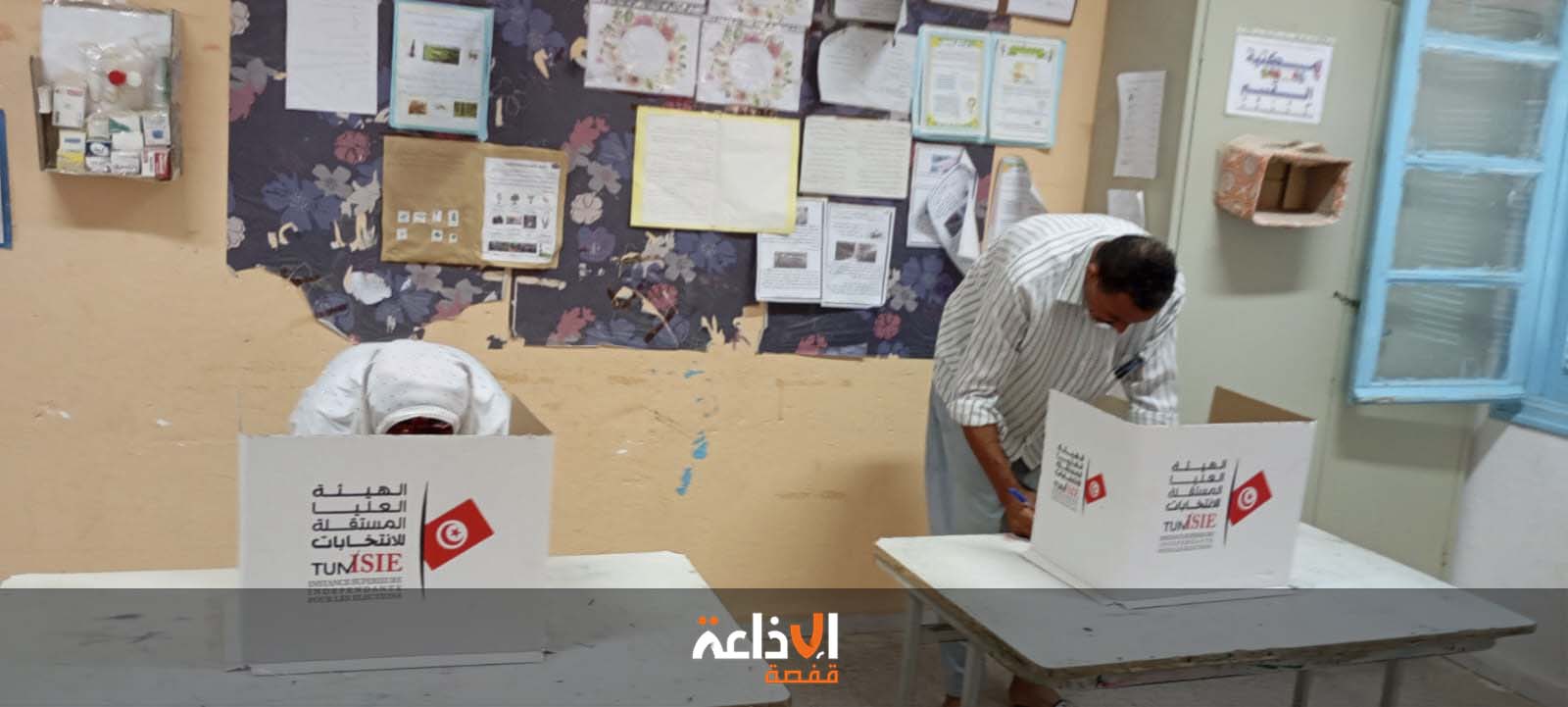  تواصل عمليات التصويت لاختيار ممثل دائرة دقاش حامة الجريد تمغزة من ولاية توزر بمجلس النواب 