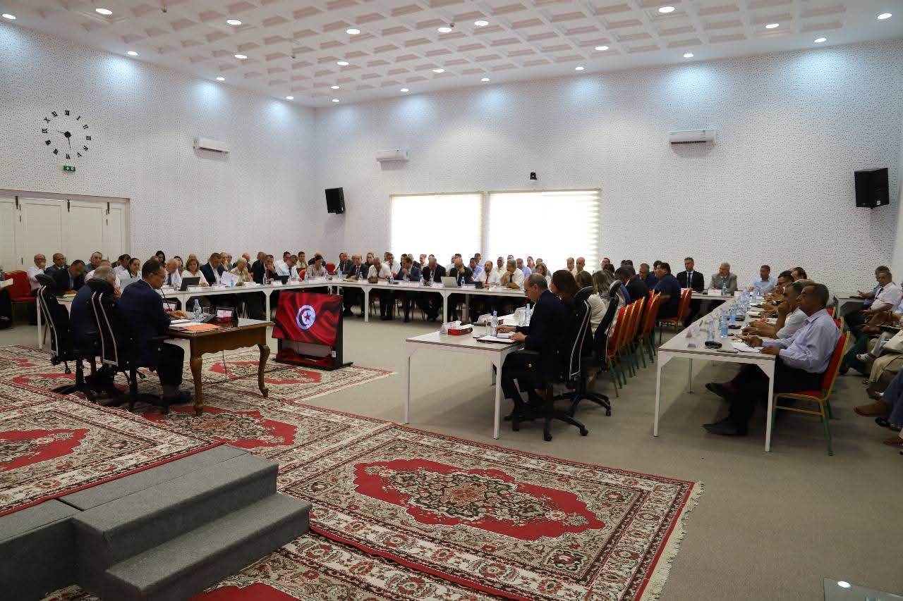 وزير الفلاحة يؤكد توفر الحبوب الممتازة ويدعو الى معالجة الملفات القطاعية