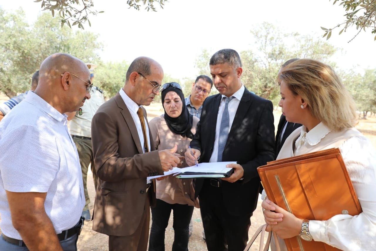 وزير التجهيز والأسكان يعاين موقع المشروع السكني النموذجي المزمع إنجازه من قبل الشركة الوطنية العقارية للبلاد التونسية