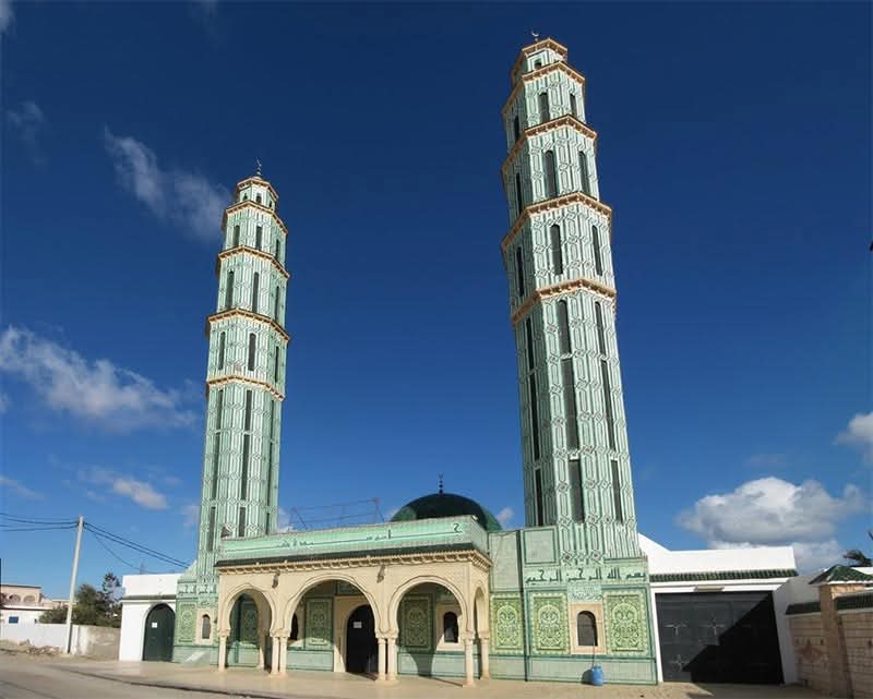 طقس قليل السحب على كامل البلاد ثم سحب أحيانا كثيفة بعد الظهر بالمناطق الغربية للشمال والوسط.