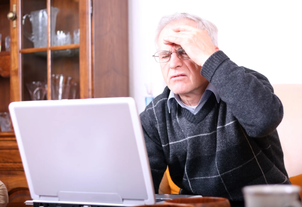 مختصة في أمراض الشيخوخة تحذّر من تداعيات الاستعمال المفرط للانترنت من قبل كبار السن