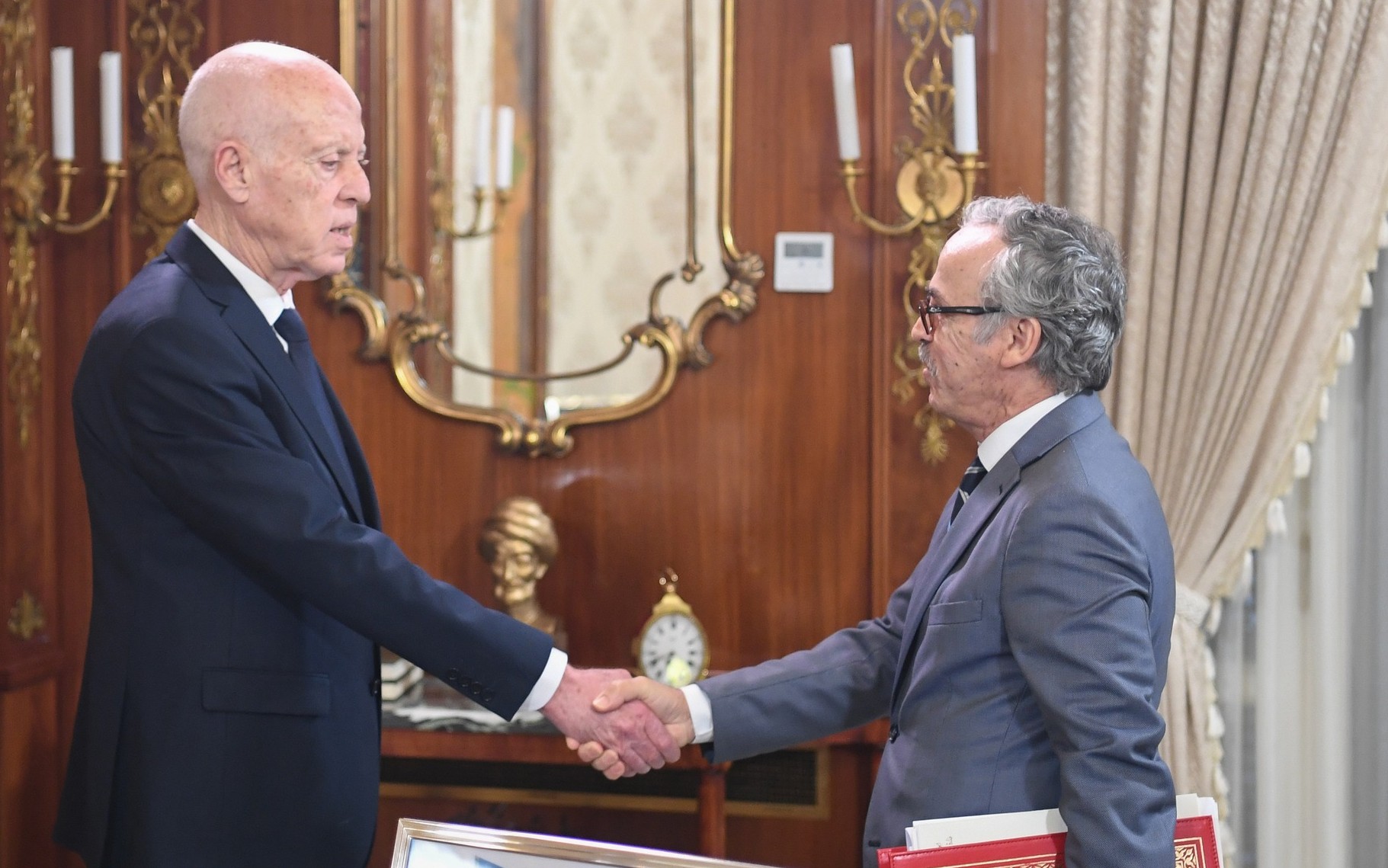 رئيس الجمهورية يؤكد لدى لقائه وزير الشؤون الاجتماعية أن خيار الدولة الاجتماعية خيار لا رجعة فيه