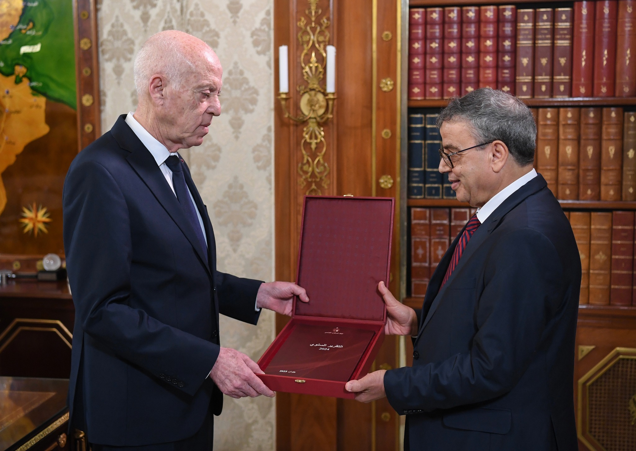 رئيس الدولة يؤكد لدى لقائه محافظ البنك المركزي أن التعويل على الذات أثبت جدواه