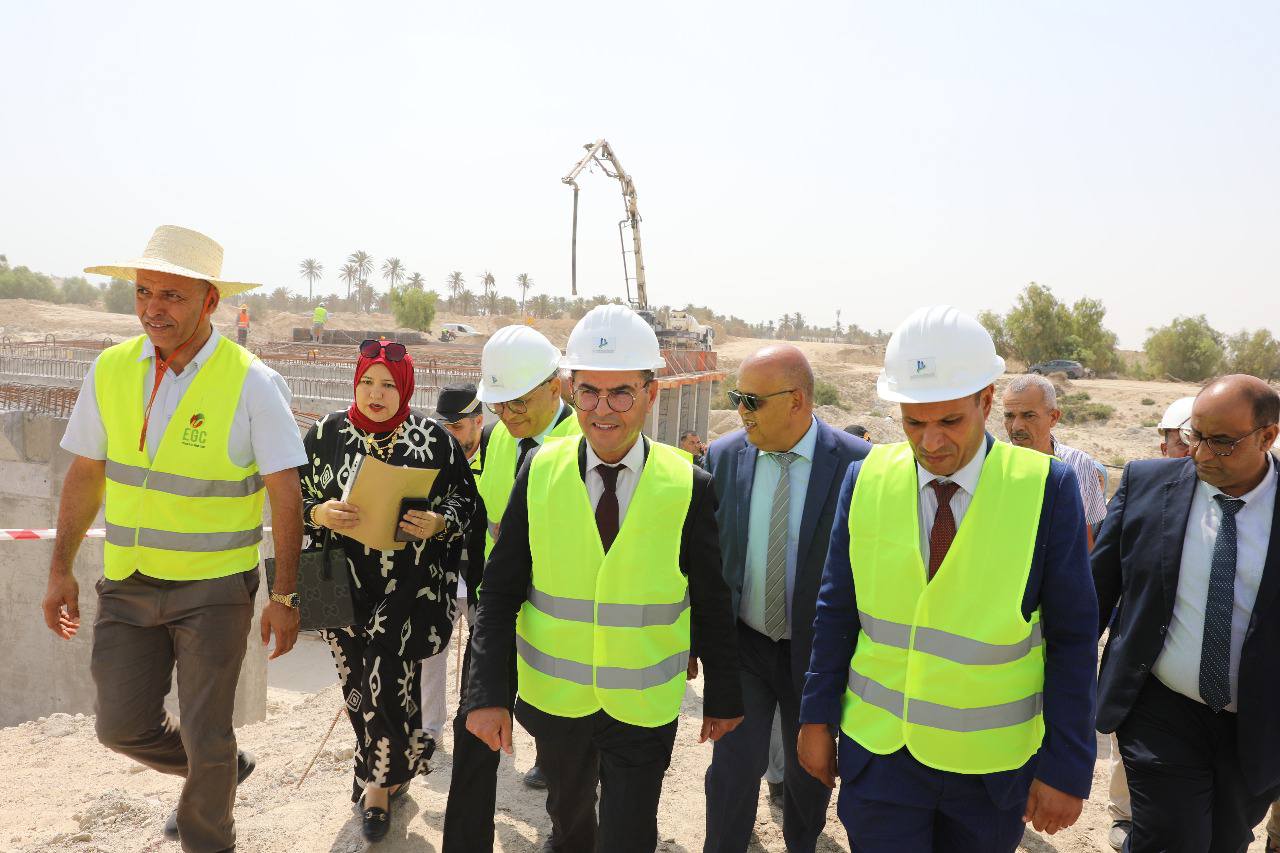 وزير التجهيز يتابع سير عدد من مشاريع حماية المدن من الفيضانات والتجديد العمراني بقابس.