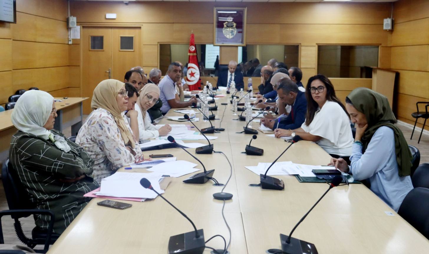 استكمال النظر في تقرير السياسات العموميّة لقطاع التجارة.