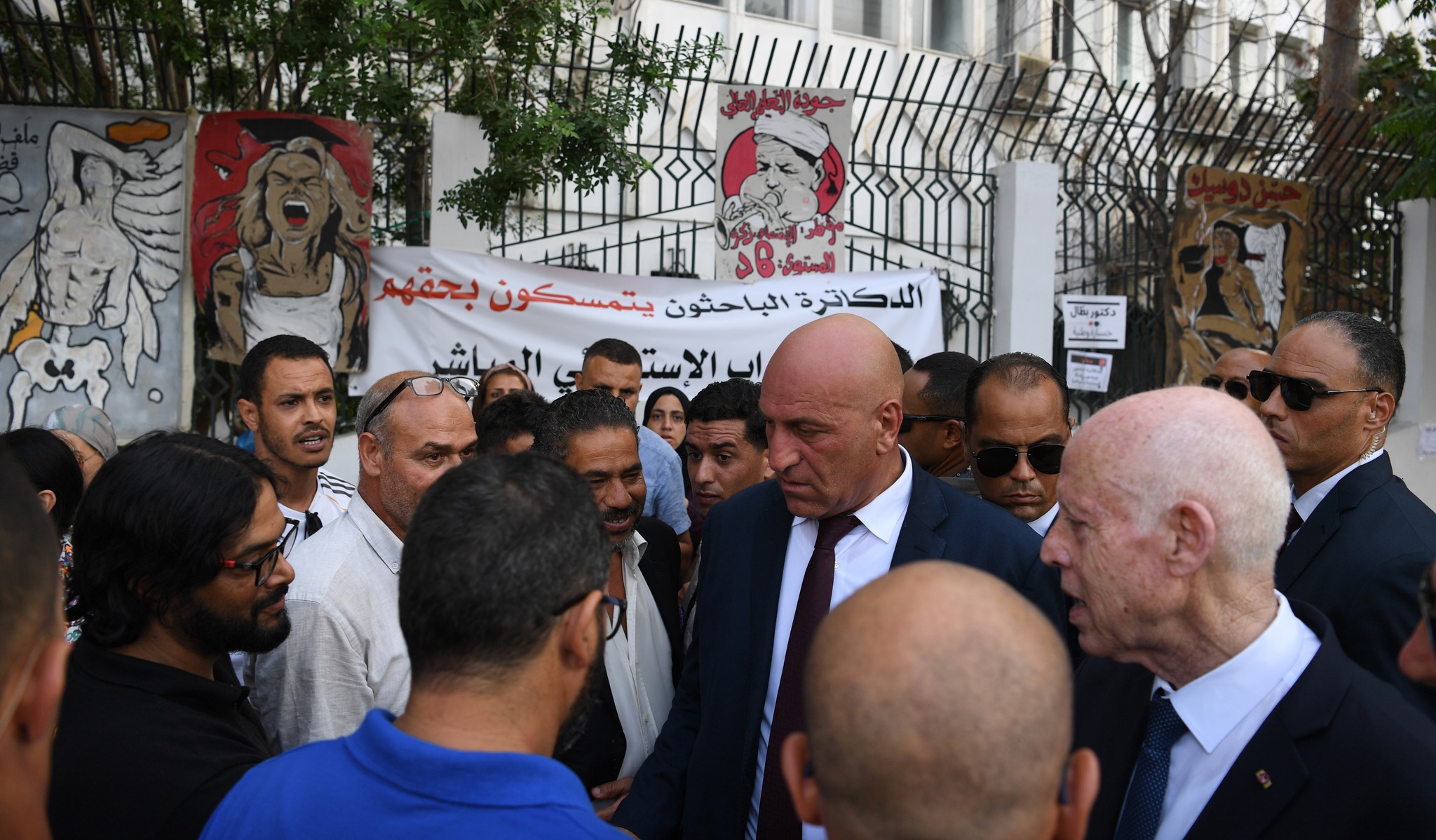 رئيس الدولة يجري حوارا مباشرا مع الدكاترة المعتصمين ويتعهد بايجاد حلول منصفة تضمن لهم حقهم في التشغيل.