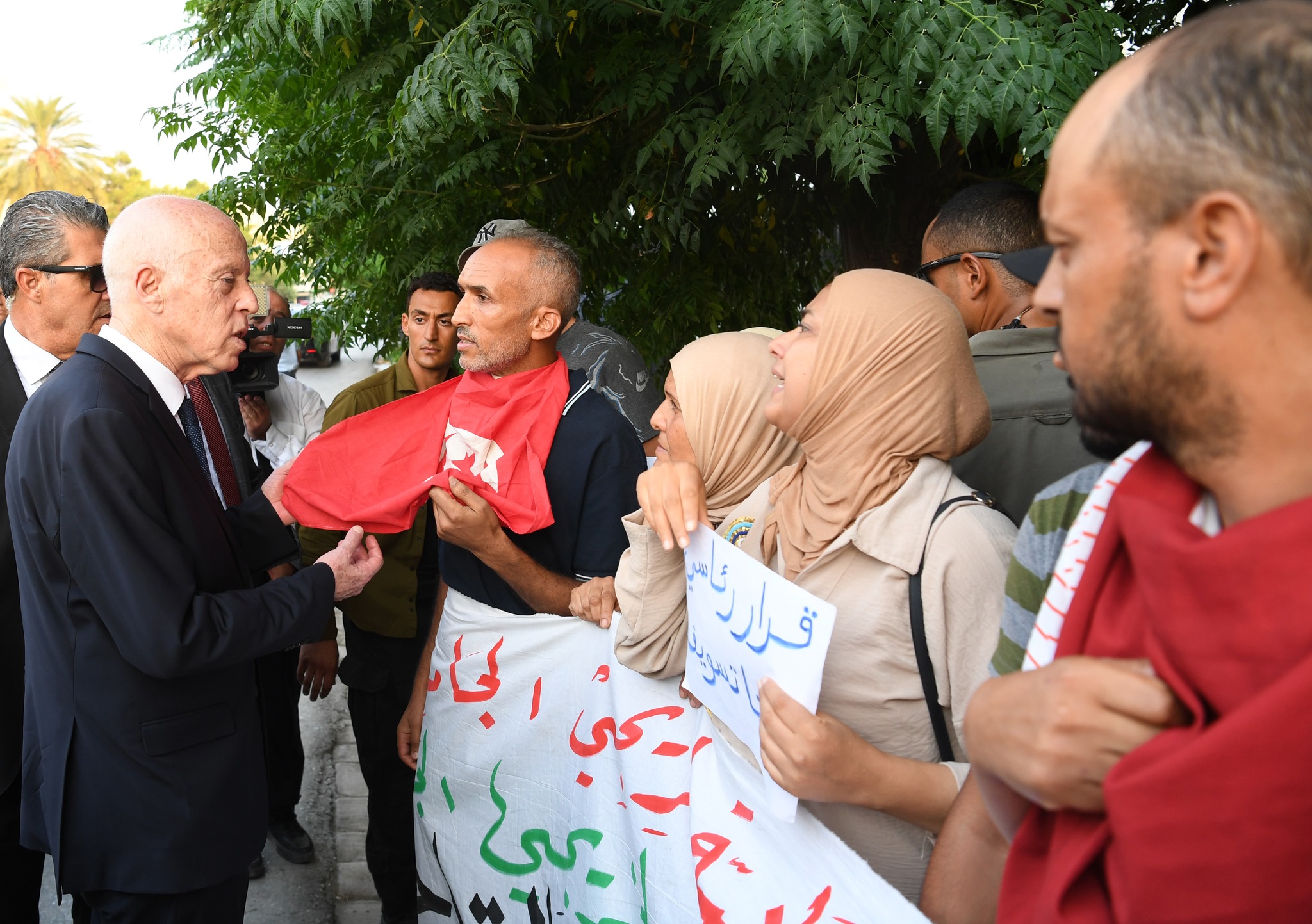   رئيس الدولة يجري حوارا مباشرا مع الدكاترة المعتصمين ويتعهد بايجاد حلول منصفة تضمن لهم حقهم في التشغيل