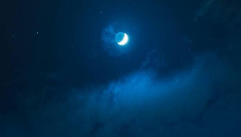 سحب أحيانا كثيفة بالمرتفعات الغربية للشمال و الوسط مع أمطار متفرقة ليل الجمعة