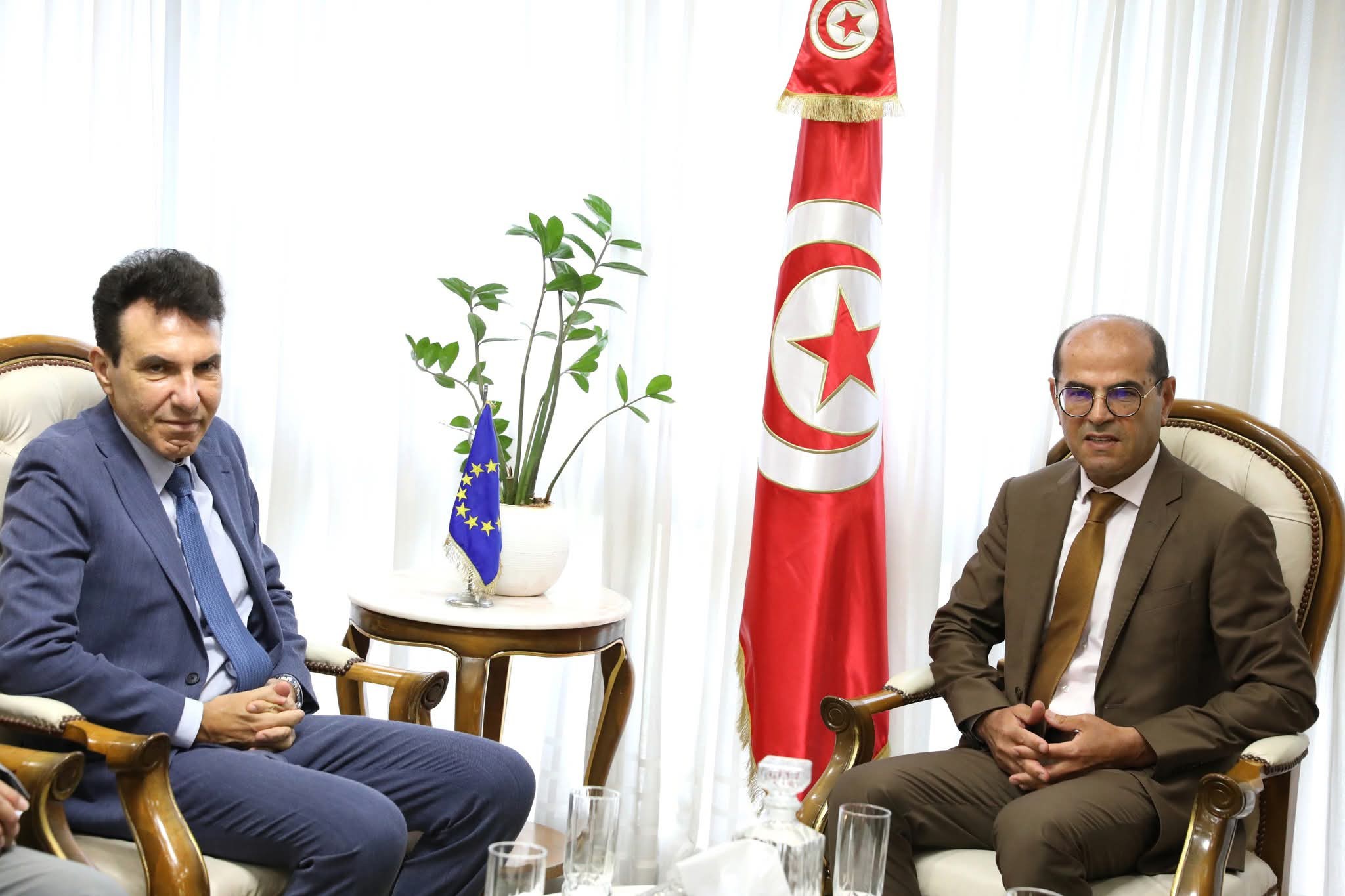 وزير التجهيز  والإسكان يلتقي سفير الإتحاد الأوروبي بتونس.