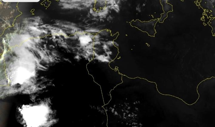 تواصل الخلايا الرعدية ودرجات الحرارة بين 25 و 32 درجة ليل الاثنين