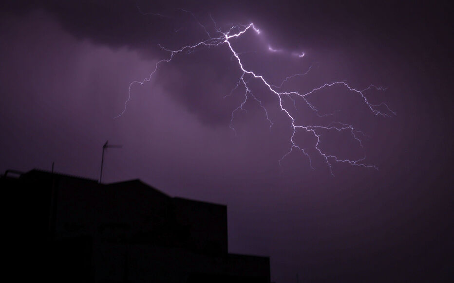 هذه الليلة توقع ظهور خلايا رعدية محلية بالمرتفعات الغربية للشمال والوسط