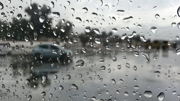 بعد ظهر اليوم وغدا: سحب رعدية مصحوبة بأمطار أحيانا غزيرة بالشمال والوسط مع هبوب رياح قوية