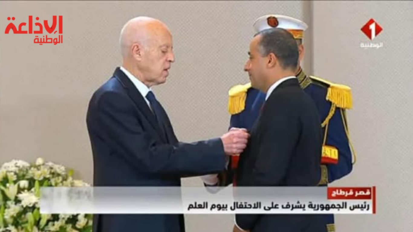 رئيس الجمهورية يُشرف على موكب الاحتفال بيوم العلم