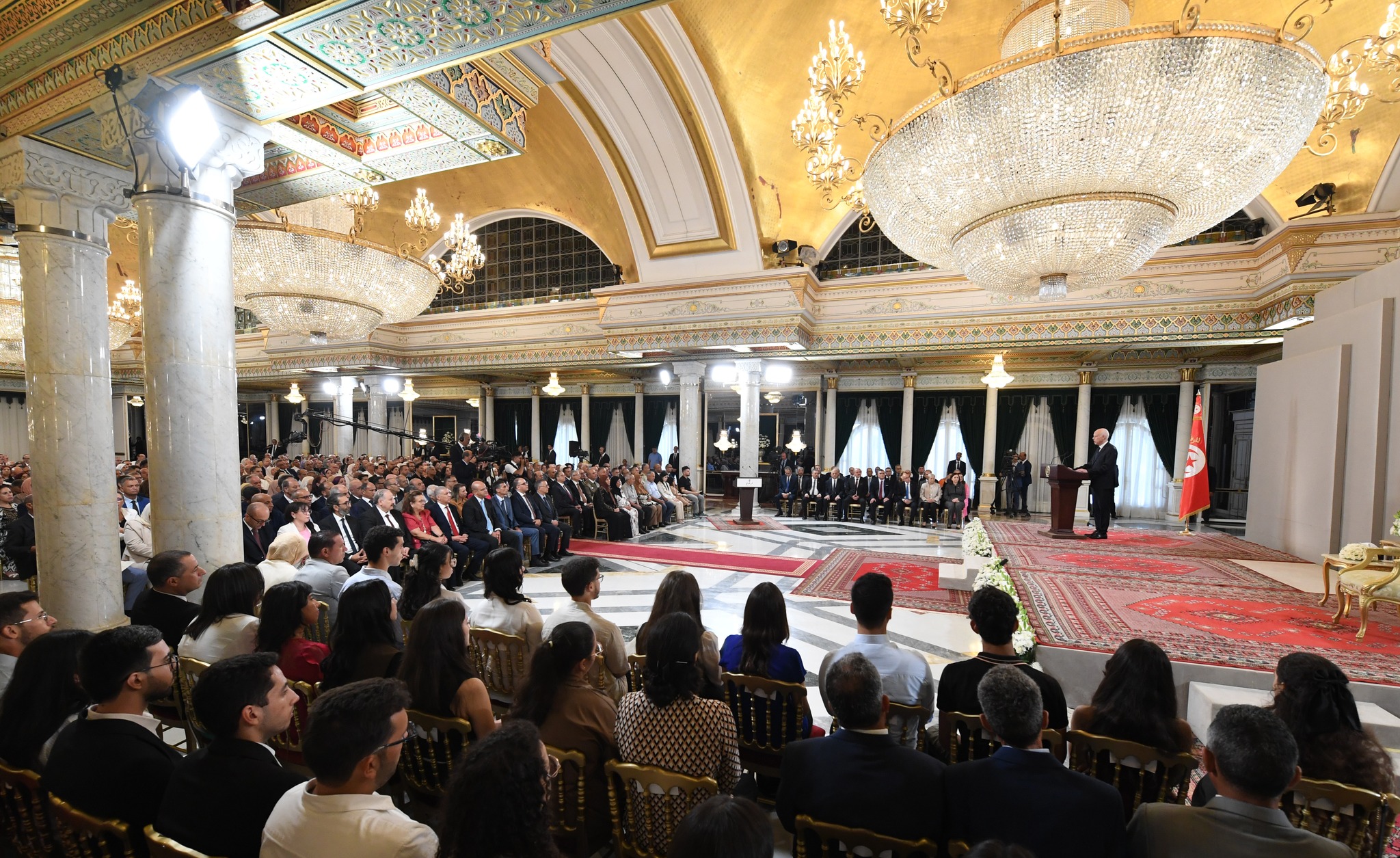 رئيس الجمهورية لدى اشرافه على موكب الاحتفال بيوم العلم: الاصلاح الوطني يقتضي ان تكون خياراتنا الوطنية نابعة من ارادة شعبنا