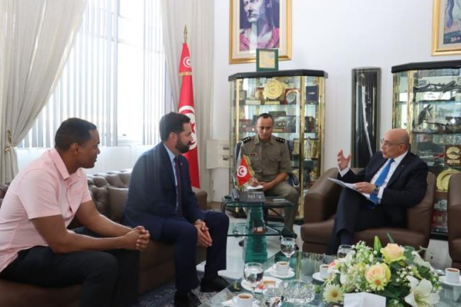 تطوير التعاون العسكري وتوسيع مجالاته، محور لقاء وزير الدفاع الوطني بوفد من الكونغرس الأمريكي