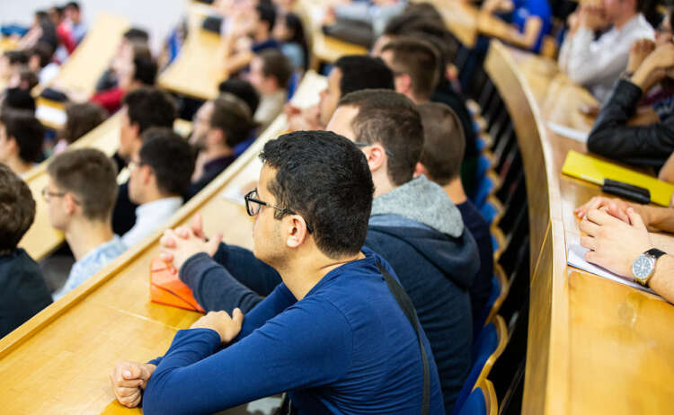 ديبلوماسي بالسفارة التونسية ببيكين: آفاق جديدة للطلبة التونسيين بالصين وفرص استثمارية في التكنولوجيا والطاقة