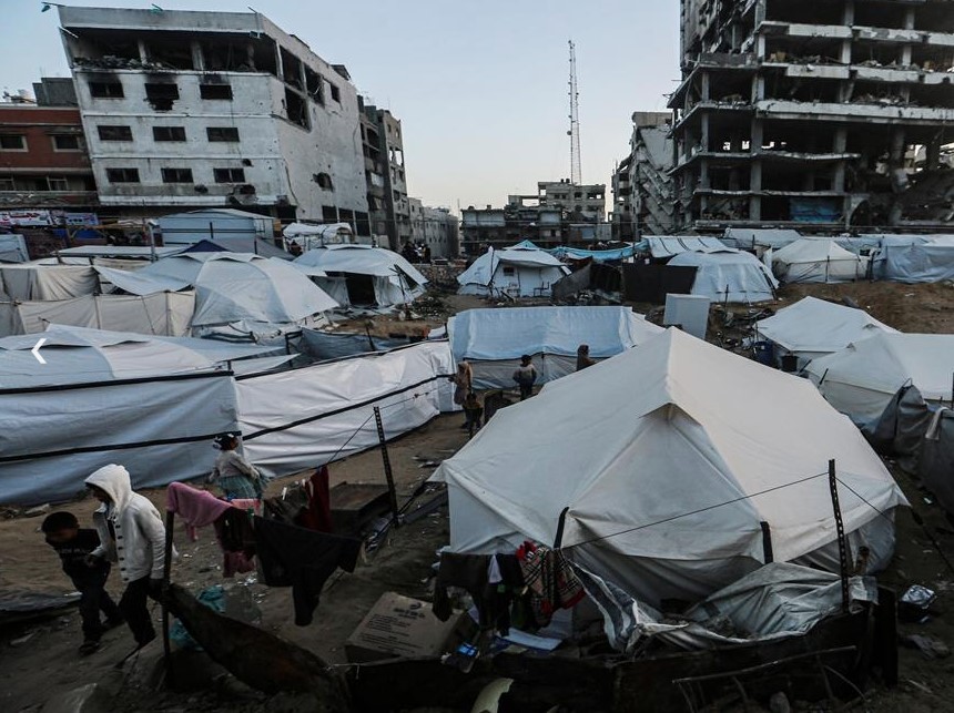قطاع غزة: استشهاد 15 فلسطينيا في قصف الاحتلال لخيام النازحين