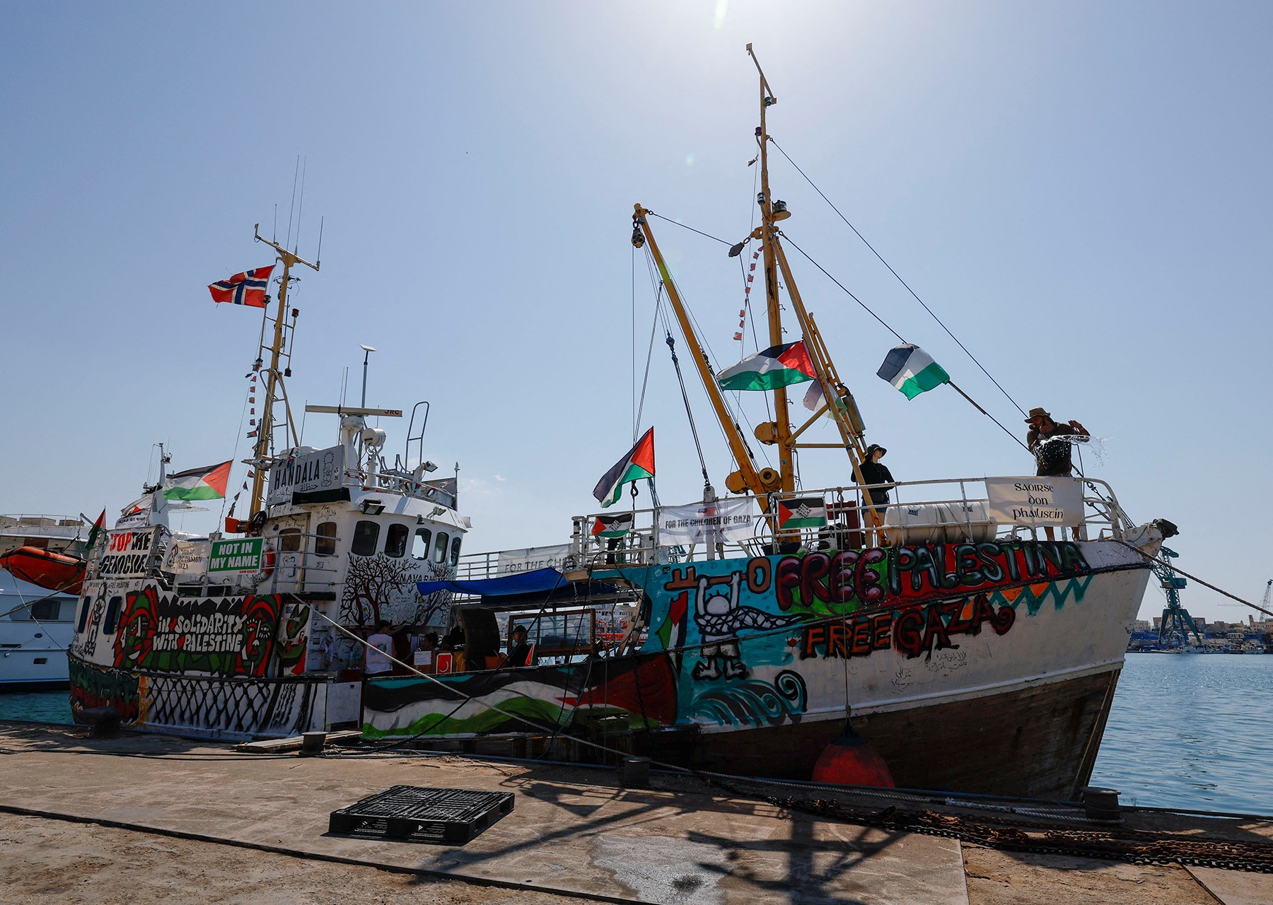  دعما لاسطول كسر الحصار على غزة و مساندة للقضية الفلسطينية ميناء جرجيس يشهد اليوم تنظيم خرجة بحرية بالاعلام الفلسطينية 