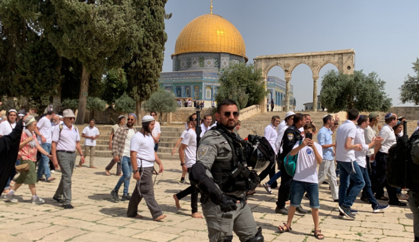 مستوطنون يقتحمون المسجد الأقصى بحماية شرطة الاحتلال الصهيوني