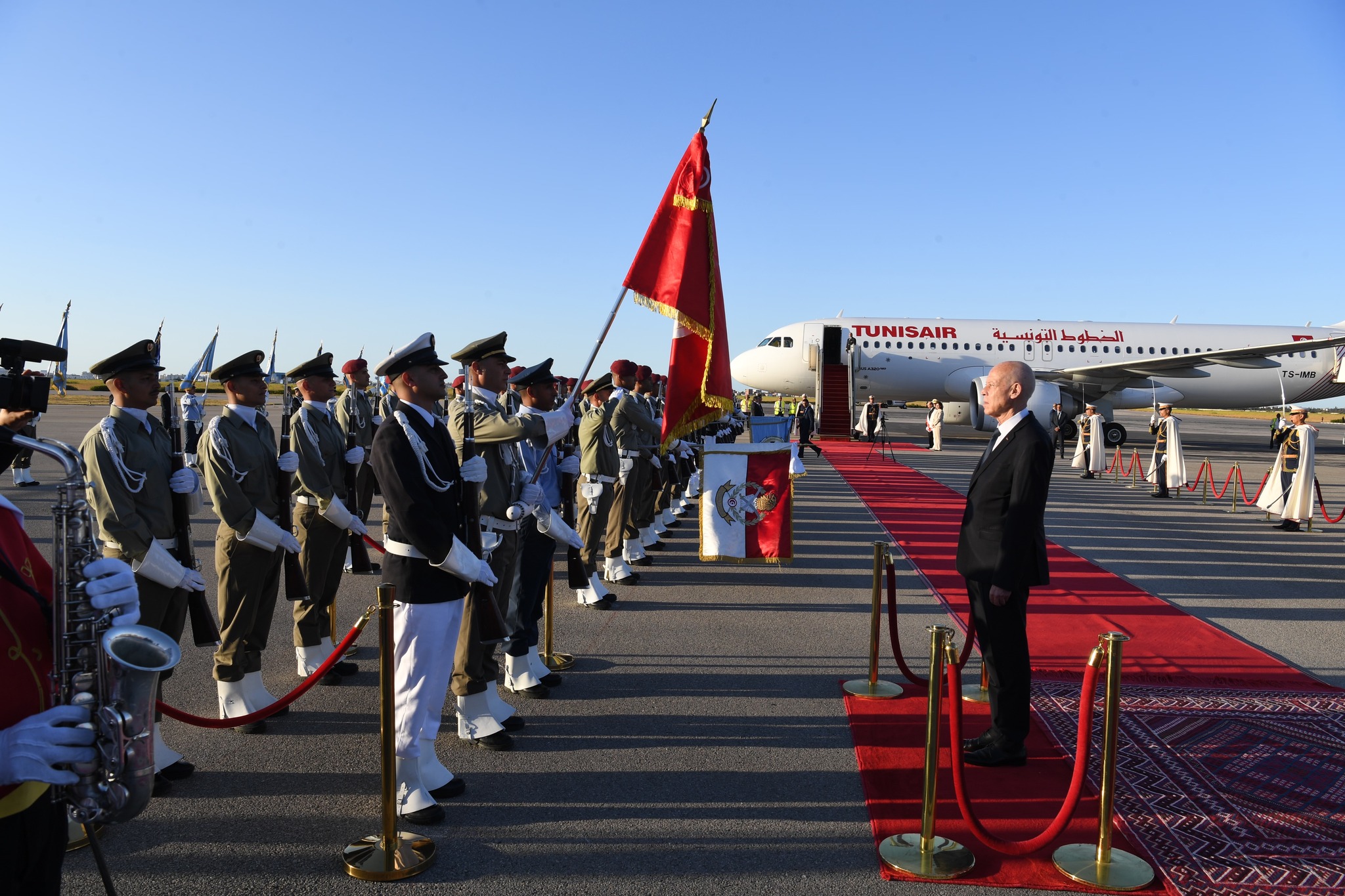 رئيس الجمهورية يبارح تونس في اتجاه الجزائر