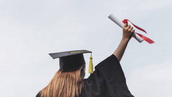 تكريم ثلة من التلاميذ والطلبة المتفوقين