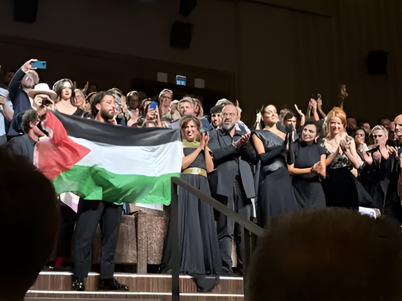   مهرجان البندقية: 24 دقيقة من التصفيق لفيلم "صوت هند رجَب" لكوثر بن هنية ودعوة إلى وقف الإبادة في فلسطين