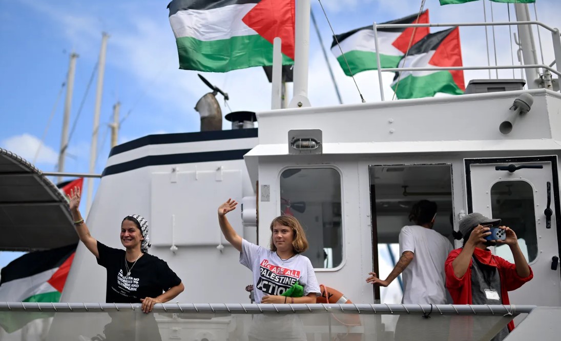 أسطول الصمود يدعُو الجماهير الرياضية إلى إعداد أعلام ضخمة حول القضية الفلسطينية لحملها على متن الأسطول