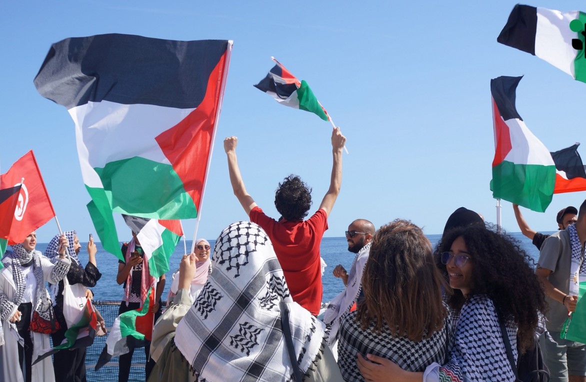 أسطول الصمود يدعُو الجماهير الرياضية إلى إعداد أعلام ضخمة حول القضية الفلسطينية لحملها على متن الأسطول